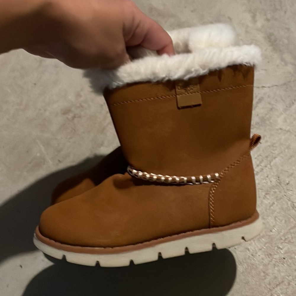 OshKosh B'gosh Tan Boots with Cream Fur